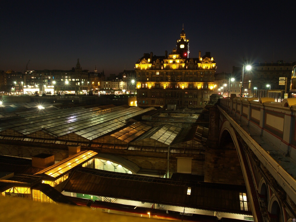 Edinburgh Waverley station2.jpg